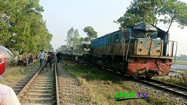 নাঙ্গলকোটে মহানগর এক্সপ্রেস ট্রেনের একটি কোচ লাইনচ্যুত, ৩ ঘন্টা ধরে দুর্ভোগে যাত্রী...